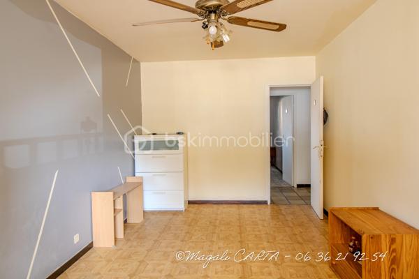 À la vente, appartement T4 avec cave à Bonrencontre

Ne manquez pas cette opportunité à Toulon !
T4 traversant, à remettre au goût du jour, de 83m2 environ, avec terrasse et cave dans une copropriété fermée, édifiée dans les années 70.

Deux grandes chambres, dressing, salon et séjour, cuisine avec loggia fermée, salle d'eau et toilettes séparés.
Possibilité de recréer une troisième chambre.

Merci de me contacter par téléphone pour une prise de rendez vous plus efficace.

Les plus :
- volumes généreux
- double vitrage
- accès facile en rez de chaussée sur élevé
- secteur "tout à pieds"