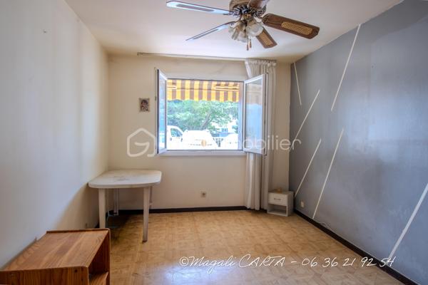 À la vente, appartement T4 avec cave à Bonrencontre

Ne manquez pas cette opportunité à Toulon !
T4 traversant, à remettre au goût du jour, de 83m2 environ, avec terrasse et cave dans une copropriété fermée, édifiée dans les années 70.

Deux grandes chambres, dressing, salon et séjour, cuisine avec loggia fermée, salle d'eau et toilettes séparés.
Possibilité de recréer une troisième chambre.

Merci de me contacter par téléphone pour une prise de rendez vous plus efficace.

Les plus :
- volumes généreux
- double vitrage
- accès facile en rez de chaussée sur élevé
- secteur "tout à pieds"