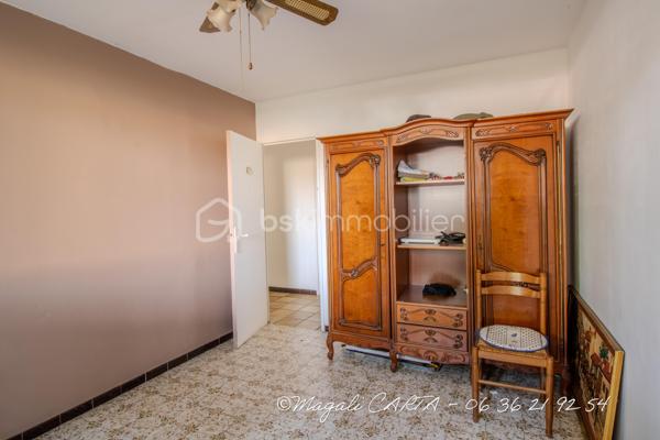 À la vente, appartement T4 avec cave à Bonrencontre

Ne manquez pas cette opportunité à Toulon !
T4 traversant, à remettre au goût du jour, de 83m2 environ, avec terrasse et cave dans une copropriété fermée, édifiée dans les années 70.

Deux grandes chambres, dressing, salon et séjour, cuisine avec loggia fermée, salle d'eau et toilettes séparés.
Possibilité de recréer une troisième chambre.

Merci de me contacter par téléphone pour une prise de rendez vous plus efficace.

Les plus :
- volumes généreux
- double vitrage
- accès facile en rez de chaussée sur élevé
- secteur "tout à pieds"