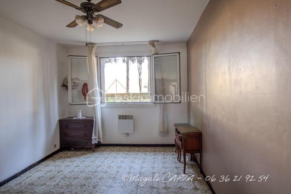 À la vente, appartement T4 avec cave à Bonrencontre

Ne manquez pas cette opportunité à Toulon !
T4 traversant, à remettre au goût du jour, de 83m2 environ, avec terrasse et cave dans une copropriété fermée, édifiée dans les années 70.

Deux grandes chambres, dressing, salon et séjour, cuisine avec loggia fermée, salle d'eau et toilettes séparés.
Possibilité de recréer une troisième chambre.

Merci de me contacter par téléphone pour une prise de rendez vous plus efficace.

Les plus :
- volumes généreux
- double vitrage
- accès facile en rez de chaussée sur élevé
- secteur "tout à pieds"