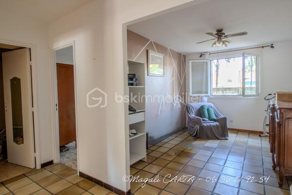 À la vente, appartement T4 avec cave à Bonrencontre

Ne manquez pas cette opportunité à Toulon !
T4 traversant, à remettre au goût du jour, de 83m2 environ, avec terrasse et cave dans une copropriété fermée, édifiée dans les années 70.

Deux grandes chambres, dressing, salon et séjour, cuisine avec loggia fermée, salle d'eau et toilettes séparés.
Possibilité de recréer une troisième chambre.

Merci de me contacter par téléphone pour une prise de rendez vous plus efficace.

Les plus :
- volumes généreux
- double vitrage
- accès facile en rez de chaussée sur élevé
- secteur "tout à pieds"