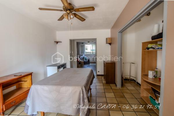 À la vente, appartement T4 avec cave à Bonrencontre

Ne manquez pas cette opportunité à Toulon !
T4 traversant, à remettre au goût du jour, de 83m2 environ, avec terrasse et cave dans une copropriété fermée, édifiée dans les années 70.

Deux grandes chambres, dressing, salon et séjour, cuisine avec loggia fermée, salle d'eau et toilettes séparés.
Possibilité de recréer une troisième chambre.

Merci de me contacter par téléphone pour une prise de rendez vous plus efficace.

Les plus :
- volumes généreux
- double vitrage
- accès facile en rez de chaussée sur élevé
- secteur "tout à pieds"