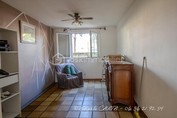 À la vente, appartement T4 avec cave à Bonrencontre

Ne manquez pas cette opportunité à Toulon !
T4 traversant, à remettre au goût du jour, de 83m2 environ, avec terrasse et cave dans une copropriété fermée, édifiée dans les années 70.

Deux grandes chambres, dressing, salon et séjour, cuisine avec loggia fermée, salle d'eau et toilettes séparés.
Possibilité de recréer une troisième chambre.

Merci de me contacter par téléphone pour une prise de rendez vous plus efficace.

Les plus :
- volumes généreux
- double vitrage
- accès facile en rez de chaussée sur élevé
- secteur "tout à pieds"