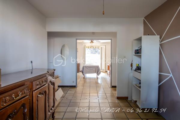 À la vente, appartement T4 avec cave à Bonrencontre

Ne manquez pas cette opportunité à Toulon !
T4 traversant, à remettre au goût du jour, de 83m2 environ, avec terrasse et cave dans une copropriété fermée, édifiée dans les années 70.

Deux grandes chambres, dressing, salon et séjour, cuisine avec loggia fermée, salle d'eau et toilettes séparés.
Possibilité de recréer une troisième chambre.

Merci de me contacter par téléphone pour une prise de rendez vous plus efficace.

Les plus :
- volumes généreux
- double vitrage
- accès facile en rez de chaussée sur élevé
- secteur "tout à pieds"