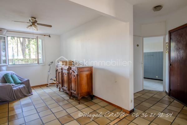 À la vente, appartement T4 avec cave à Bonrencontre

Ne manquez pas cette opportunité à Toulon !
T4 traversant, à remettre au goût du jour, de 83m2 environ, avec terrasse et cave dans une copropriété fermée, édifiée dans les années 70.

Deux grandes chambres, dressing, salon et séjour, cuisine avec loggia fermée, salle d'eau et toilettes séparés.
Possibilité de recréer une troisième chambre.

Merci de me contacter par téléphone pour une prise de rendez vous plus efficace.

Les plus :
- volumes généreux
- double vitrage
- accès facile en rez de chaussée sur élevé
- secteur "tout à pieds"