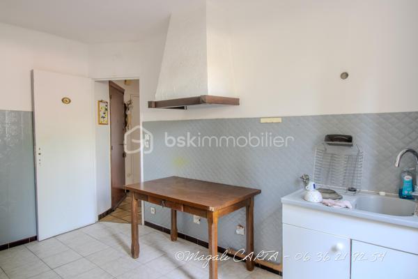 À la vente, appartement T4 avec cave à Bonrencontre

Ne manquez pas cette opportunité à Toulon !
T4 traversant, à remettre au goût du jour, de 83m2 environ, avec terrasse et cave dans une copropriété fermée, édifiée dans les années 70.

Deux grandes chambres, dressing, salon et séjour, cuisine avec loggia fermée, salle d'eau et toilettes séparés.
Possibilité de recréer une troisième chambre.

Merci de me contacter par téléphone pour une prise de rendez vous plus efficace.

Les plus :
- volumes généreux
- double vitrage
- accès facile en rez de chaussée sur élevé
- secteur "tout à pieds"