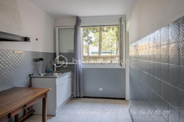 À la vente, appartement T4 avec cave à Bonrencontre

Ne manquez pas cette opportunité à Toulon !
T4 traversant, à remettre au goût du jour, de 83m2 environ, avec terrasse et cave dans une copropriété fermée, édifiée dans les années 70.

Deux grandes chambres, dressing, salon et séjour, cuisine avec loggia fermée, salle d'eau et toilettes séparés.
Possibilité de recréer une troisième chambre.

Merci de me contacter par téléphone pour une prise de rendez vous plus efficace.

Les plus :
- volumes généreux
- double vitrage
- accès facile en rez de chaussée sur élevé
- secteur "tout à pieds"