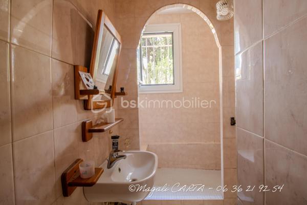À la vente, appartement T4 avec cave à Bonrencontre

Ne manquez pas cette opportunité à Toulon !
T4 traversant, à remettre au goût du jour, de 83m2 environ, avec terrasse et cave dans une copropriété fermée, édifiée dans les années 70.

Deux grandes chambres, dressing, salon et séjour, cuisine avec loggia fermée, salle d'eau et toilettes séparés.
Possibilité de recréer une troisième chambre.

Merci de me contacter par téléphone pour une prise de rendez vous plus efficace.

Les plus :
- volumes généreux
- double vitrage
- accès facile en rez de chaussée sur élevé
- secteur "tout à pieds"