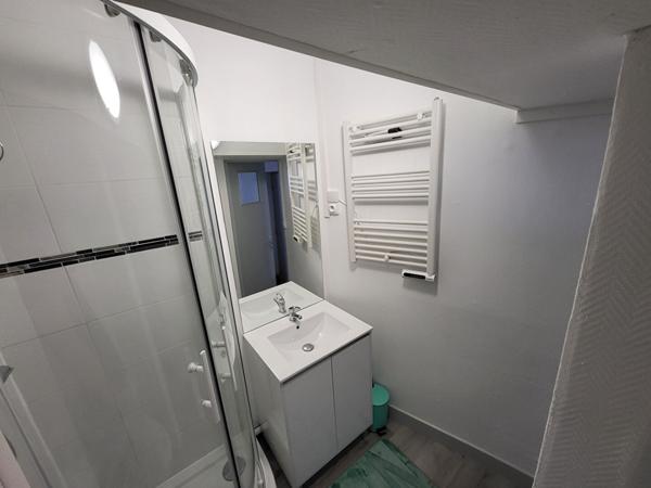 A LOUER STUDIO MEUBLE CENTRE VILLE DE ST QUENTIN 02100.