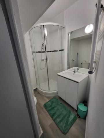 A LOUER STUDIO MEUBLE CENTRE VILLE DE ST QUENTIN 02100.