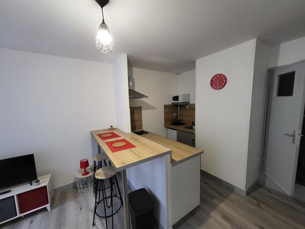 A LOUER STUDIO MEUBLE CENTRE VILLE DE ST QUENTIN 02100.