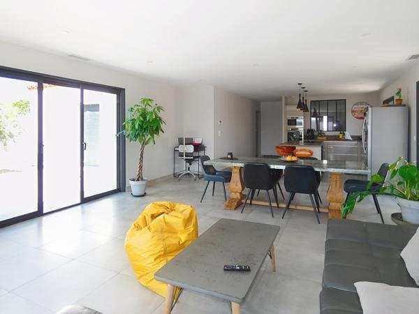 Villa plain pied 133m2 4 chambres sur terrain sans vis à vis de 616m2 avec piscine et garage