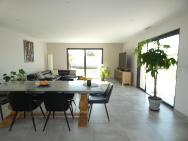 Villa plain pied 133m2 4 chambres sur terrain sans vis à vis de 616m2 avec piscine et garage