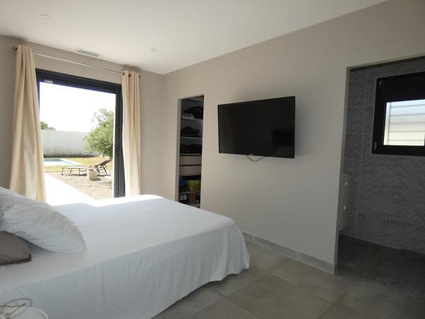 Villa plain pied 133m2 4 chambres sur terrain sans vis à vis de 616m2 avec piscine et garage