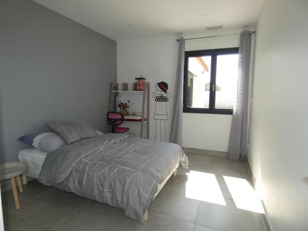 Villa plain pied 133m2 4 chambres sur terrain sans vis à vis de 616m2 avec piscine et garage