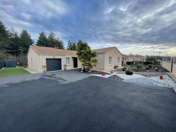 Maison à vendre à Chambroutet dans les Deux-Sèvres (79300), ref : AGM 64*