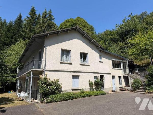 A VENDRE, proche du centre-bourg de SAINT MARTIN VALMEROUX (Cantal), à 40 mn environ d'AURILLAC...