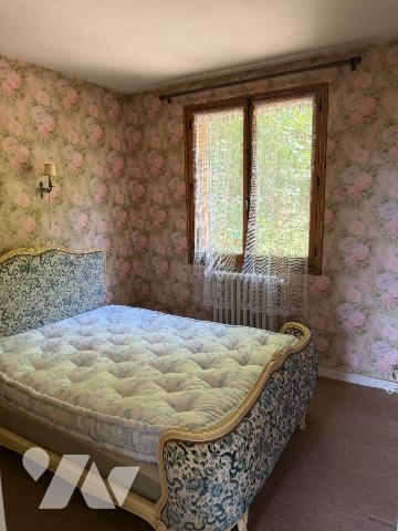 A VENDRE, proche du centre-bourg de SAINT MARTIN VALMEROUX (Cantal), à 40 mn environ d'AURILLAC...