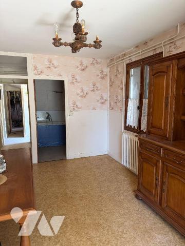 A VENDRE, proche du centre-bourg de SAINT MARTIN VALMEROUX (Cantal), à 40 mn environ d'AURILLAC...