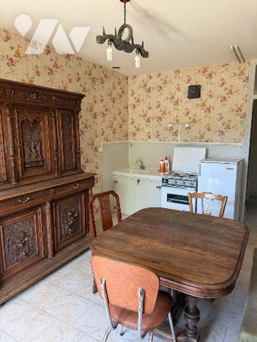 A VENDRE, proche du centre-bourg de SAINT MARTIN VALMEROUX (Cantal), à 40 mn environ d'AURILLAC...