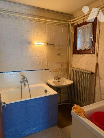 A VENDRE, proche du centre-bourg de SAINT MARTIN VALMEROUX (Cantal), à 40 mn environ d'AURILLAC...