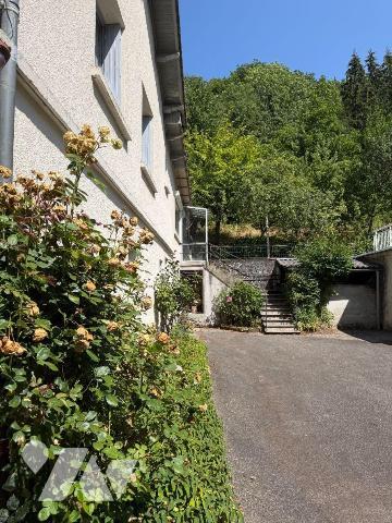 A VENDRE, proche du centre-bourg de SAINT MARTIN VALMEROUX (Cantal), à 40 mn environ d'AURILLAC...