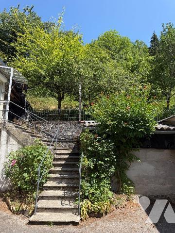 A VENDRE, proche du centre-bourg de SAINT MARTIN VALMEROUX (Cantal), à 40 mn environ d'AURILLAC...