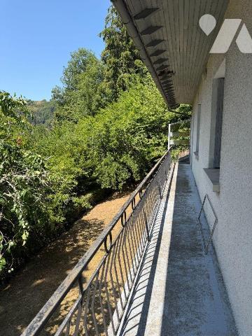 A VENDRE, proche du centre-bourg de SAINT MARTIN VALMEROUX (Cantal), à 40 mn environ d'AURILLAC...