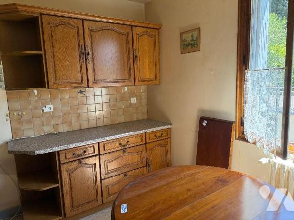 A VENDRE, proche du centre-bourg de SAINT MARTIN VALMEROUX (Cantal), à 40 mn environ d'AURILLAC...