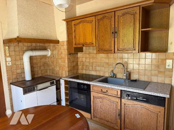 A VENDRE, proche du centre-bourg de SAINT MARTIN VALMEROUX (Cantal), à 40 mn environ d'AURILLAC...