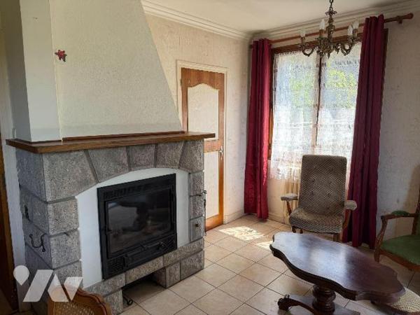 A VENDRE, proche du centre-bourg de SAINT MARTIN VALMEROUX (Cantal), à 40 mn environ d'AURILLAC...