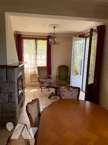 A VENDRE, proche du centre-bourg de SAINT MARTIN VALMEROUX (Cantal), à 40 mn environ d'AURILLAC...