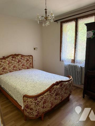 A VENDRE, proche du centre-bourg de SAINT MARTIN VALMEROUX (Cantal), à 40 mn environ d'AURILLAC...