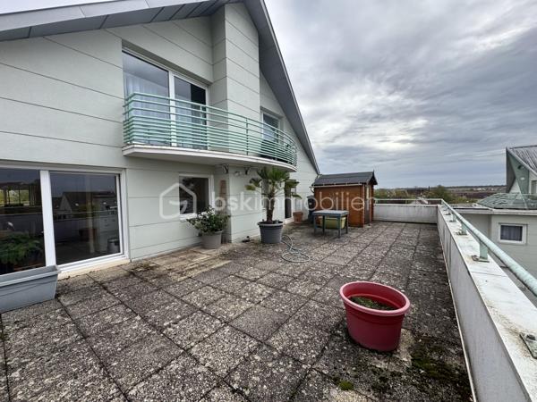 RARE À LA VENTE - BEL APPARTEMENT DE 84 m2 , AVEC TERRASSE EXCEPTIONNELLE de 66m2

Un véritable havre de paix entre intérieur lumineux et extérieur privilégié !
Au sein d'un environnement agréable, découvrez ce bel appartement, situé au 3ème étage sur 4 avec ascenseur, qui séduit par ses beaux volumes, sa luminosité et surtout sa magnifique terrasse de 66m2 avec abri de jardin , pour profiter des couchers de soleil, véritable prolongement de l'espace de vie.

Dès l'entrée, vous serez conquis par une vaste pièce de vie baignée de lumière, comprenant un séjour convivial avec cuisine ouverte, le tout donnant directement sur la terrasse. 
L'espace nuit, distinctement agencé, se compose de 3 chambres, dont une bénéficie également d'un accès à la terrasse, offrant un cadre de vie agréable et fonctionnel.
Une salle d'eau avec douche ainsi qu'un WC indépendant avec lave mains,  viennent compléter l'agencement de ce bien.

Les atouts qui font la différence :
• Appartement de 84 m2 aux volumes généreux
• Terrasse exceptionnelle de 66 m2
• Belle luminosité grâce à une pièce de vie traversante
• Cuisine ouverte sur le séjour
• 3 chambres
• Résidence avec ascenseur
• Place de stationnement privative en sous-sol
• Cave privative de 5 m2
Un bien rare qui conjugue confort, luminosité et espace extérieur généreux, idéal pour une vie de famille ou pour tous ceux qui rêvent d'un appartement avec une véritable terrasse.

Une visite s'impose pour découvrir tout le potentiel de ce bien !