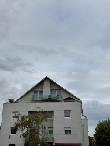 RARE À LA VENTE - BEL APPARTEMENT DE 84 m2 , AVEC TERRASSE EXCEPTIONNELLE de 66m2

Un véritable havre de paix entre intérieur lumineux et extérieur privilégié !
Au sein d'un environnement agréable, découvrez ce bel appartement, situé au 3ème étage sur 4 avec ascenseur, qui séduit par ses beaux volumes, sa luminosité et surtout sa magnifique terrasse de 66m2 avec abri de jardin , pour profiter des couchers de soleil, véritable prolongement de l'espace de vie.

Dès l'entrée, vous serez conquis par une vaste pièce de vie baignée de lumière, comprenant un séjour convivial avec cuisine ouverte, le tout donnant directement sur la terrasse. 
L'espace nuit, distinctement agencé, se compose de 3 chambres, dont une bénéficie également d'un accès à la terrasse, offrant un cadre de vie agréable et fonctionnel.
Une salle d'eau avec douche ainsi qu'un WC indépendant avec lave mains,  viennent compléter l'agencement de ce bien.

Les atouts qui font la différence :
• Appartement de 84 m2 aux volumes généreux
• Terrasse exceptionnelle de 66 m2
• Belle luminosité grâce à une pièce de vie traversante
• Cuisine ouverte sur le séjour
• 3 chambres
• Résidence avec ascenseur
• Place de stationnement privative en sous-sol
• Cave privative de 5 m2
Un bien rare qui conjugue confort, luminosité et espace extérieur généreux, idéal pour une vie de famille ou pour tous ceux qui rêvent d'un appartement avec une véritable terrasse.

Une visite s'impose pour découvrir tout le potentiel de ce bien !