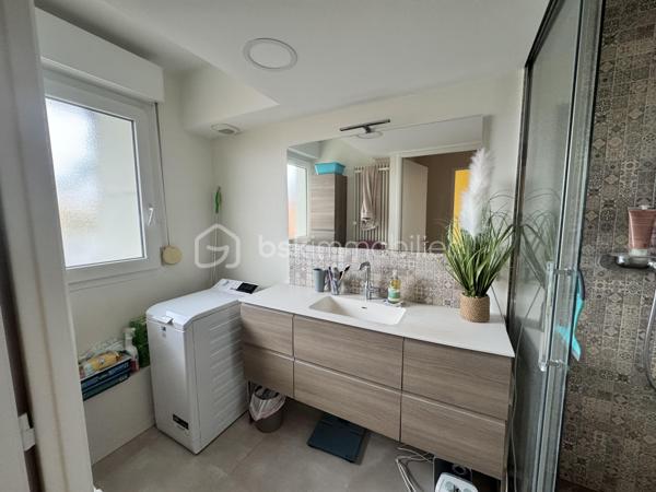 RARE À LA VENTE - BEL APPARTEMENT DE 84 m2 , AVEC TERRASSE EXCEPTIONNELLE de 66m2

Un véritable havre de paix entre intérieur lumineux et extérieur privilégié !
Au sein d'un environnement agréable, découvrez ce bel appartement, situé au 3ème étage sur 4 avec ascenseur, qui séduit par ses beaux volumes, sa luminosité et surtout sa magnifique terrasse de 66m2 avec abri de jardin , pour profiter des couchers de soleil, véritable prolongement de l'espace de vie.

Dès l'entrée, vous serez conquis par une vaste pièce de vie baignée de lumière, comprenant un séjour convivial avec cuisine ouverte, le tout donnant directement sur la terrasse. 
L'espace nuit, distinctement agencé, se compose de 3 chambres, dont une bénéficie également d'un accès à la terrasse, offrant un cadre de vie agréable et fonctionnel.
Une salle d'eau avec douche ainsi qu'un WC indépendant avec lave mains,  viennent compléter l'agencement de ce bien.

Les atouts qui font la différence :
• Appartement de 84 m2 aux volumes généreux
• Terrasse exceptionnelle de 66 m2
• Belle luminosité grâce à une pièce de vie traversante
• Cuisine ouverte sur le séjour
• 3 chambres
• Résidence avec ascenseur
• Place de stationnement privative en sous-sol
• Cave privative de 5 m2
Un bien rare qui conjugue confort, luminosité et espace extérieur généreux, idéal pour une vie de famille ou pour tous ceux qui rêvent d'un appartement avec une véritable terrasse.

Une visite s'impose pour découvrir tout le potentiel de ce bien !