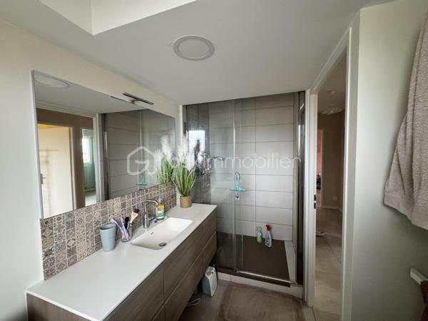 RARE À LA VENTE - BEL APPARTEMENT DE 84 m2 , AVEC TERRASSE EXCEPTIONNELLE de 66m2

Un véritable havre de paix entre intérieur lumineux et extérieur privilégié !
Au sein d'un environnement agréable, découvrez ce bel appartement, situé au 3ème étage sur 4 avec ascenseur, qui séduit par ses beaux volumes, sa luminosité et surtout sa magnifique terrasse de 66m2 avec abri de jardin , pour profiter des couchers de soleil, véritable prolongement de l'espace de vie.

Dès l'entrée, vous serez conquis par une vaste pièce de vie baignée de lumière, comprenant un séjour convivial avec cuisine ouverte, le tout donnant directement sur la terrasse. 
L'espace nuit, distinctement agencé, se compose de 3 chambres, dont une bénéficie également d'un accès à la terrasse, offrant un cadre de vie agréable et fonctionnel.
Une salle d'eau avec douche ainsi qu'un WC indépendant avec lave mains,  viennent compléter l'agencement de ce bien.

Les atouts qui font la différence :
• Appartement de 84 m2 aux volumes généreux
• Terrasse exceptionnelle de 66 m2
• Belle luminosité grâce à une pièce de vie traversante
• Cuisine ouverte sur le séjour
• 3 chambres
• Résidence avec ascenseur
• Place de stationnement privative en sous-sol
• Cave privative de 5 m2
Un bien rare qui conjugue confort, luminosité et espace extérieur généreux, idéal pour une vie de famille ou pour tous ceux qui rêvent d'un appartement avec une véritable terrasse.

Une visite s'impose pour découvrir tout le potentiel de ce bien !