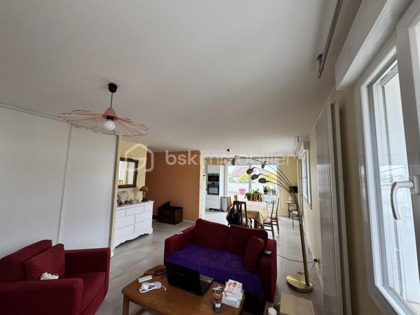 RARE À LA VENTE - BEL APPARTEMENT DE 84 m2 , AVEC TERRASSE EXCEPTIONNELLE de 66m2

Un véritable havre de paix entre intérieur lumineux et extérieur privilégié !
Au sein d'un environnement agréable, découvrez ce bel appartement, situé au 3ème étage sur 4 avec ascenseur, qui séduit par ses beaux volumes, sa luminosité et surtout sa magnifique terrasse de 66m2 avec abri de jardin , pour profiter des couchers de soleil, véritable prolongement de l'espace de vie.

Dès l'entrée, vous serez conquis par une vaste pièce de vie baignée de lumière, comprenant un séjour convivial avec cuisine ouverte, le tout donnant directement sur la terrasse. 
L'espace nuit, distinctement agencé, se compose de 3 chambres, dont une bénéficie également d'un accès à la terrasse, offrant un cadre de vie agréable et fonctionnel.
Une salle d'eau avec douche ainsi qu'un WC indépendant avec lave mains,  viennent compléter l'agencement de ce bien.

Les atouts qui font la différence :
• Appartement de 84 m2 aux volumes généreux
• Terrasse exceptionnelle de 66 m2
• Belle luminosité grâce à une pièce de vie traversante
• Cuisine ouverte sur le séjour
• 3 chambres
• Résidence avec ascenseur
• Place de stationnement privative en sous-sol
• Cave privative de 5 m2
Un bien rare qui conjugue confort, luminosité et espace extérieur généreux, idéal pour une vie de famille ou pour tous ceux qui rêvent d'un appartement avec une véritable terrasse.

Une visite s'impose pour découvrir tout le potentiel de ce bien !
