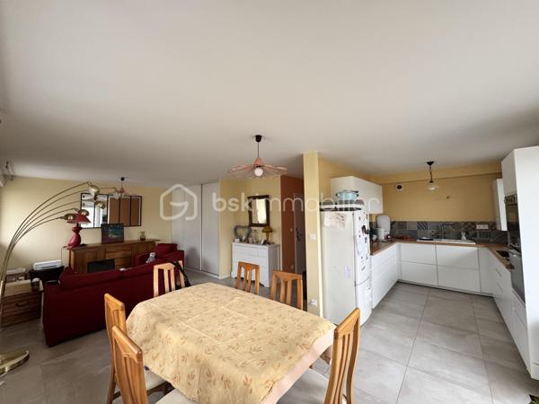 RARE À LA VENTE - BEL APPARTEMENT DE 84 m2 , AVEC TERRASSE EXCEPTIONNELLE de 66m2

Un véritable havre de paix entre intérieur lumineux et extérieur privilégié !
Au sein d'un environnement agréable, découvrez ce bel appartement, situé au 3ème étage sur 4 avec ascenseur, qui séduit par ses beaux volumes, sa luminosité et surtout sa magnifique terrasse de 66m2 avec abri de jardin , pour profiter des couchers de soleil, véritable prolongement de l'espace de vie.

Dès l'entrée, vous serez conquis par une vaste pièce de vie baignée de lumière, comprenant un séjour convivial avec cuisine ouverte, le tout donnant directement sur la terrasse. 
L'espace nuit, distinctement agencé, se compose de 3 chambres, dont une bénéficie également d'un accès à la terrasse, offrant un cadre de vie agréable et fonctionnel.
Une salle d'eau avec douche ainsi qu'un WC indépendant avec lave mains,  viennent compléter l'agencement de ce bien.

Les atouts qui font la différence :
• Appartement de 84 m2 aux volumes généreux
• Terrasse exceptionnelle de 66 m2
• Belle luminosité grâce à une pièce de vie traversante
• Cuisine ouverte sur le séjour
• 3 chambres
• Résidence avec ascenseur
• Place de stationnement privative en sous-sol
• Cave privative de 5 m2
Un bien rare qui conjugue confort, luminosité et espace extérieur généreux, idéal pour une vie de famille ou pour tous ceux qui rêvent d'un appartement avec une véritable terrasse.

Une visite s'impose pour découvrir tout le potentiel de ce bien !