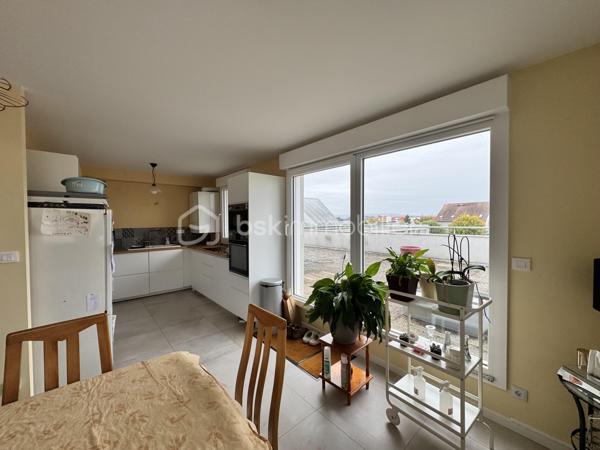 RARE À LA VENTE - BEL APPARTEMENT DE 84 m2 , AVEC TERRASSE EXCEPTIONNELLE de 66m2

Un véritable havre de paix entre intérieur lumineux et extérieur privilégié !
Au sein d'un environnement agréable, découvrez ce bel appartement, situé au 3ème étage sur 4 avec ascenseur, qui séduit par ses beaux volumes, sa luminosité et surtout sa magnifique terrasse de 66m2 avec abri de jardin , pour profiter des couchers de soleil, véritable prolongement de l'espace de vie.

Dès l'entrée, vous serez conquis par une vaste pièce de vie baignée de lumière, comprenant un séjour convivial avec cuisine ouverte, le tout donnant directement sur la terrasse. 
L'espace nuit, distinctement agencé, se compose de 3 chambres, dont une bénéficie également d'un accès à la terrasse, offrant un cadre de vie agréable et fonctionnel.
Une salle d'eau avec douche ainsi qu'un WC indépendant avec lave mains,  viennent compléter l'agencement de ce bien.

Les atouts qui font la différence :
• Appartement de 84 m2 aux volumes généreux
• Terrasse exceptionnelle de 66 m2
• Belle luminosité grâce à une pièce de vie traversante
• Cuisine ouverte sur le séjour
• 3 chambres
• Résidence avec ascenseur
• Place de stationnement privative en sous-sol
• Cave privative de 5 m2
Un bien rare qui conjugue confort, luminosité et espace extérieur généreux, idéal pour une vie de famille ou pour tous ceux qui rêvent d'un appartement avec une véritable terrasse.

Une visite s'impose pour découvrir tout le potentiel de ce bien !