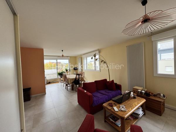 RARE À LA VENTE - BEL APPARTEMENT DE 84 m2 , AVEC TERRASSE EXCEPTIONNELLE de 66m2

Un véritable havre de paix entre intérieur lumineux et extérieur privilégié !
Au sein d'un environnement agréable, découvrez ce bel appartement, situé au 3ème étage sur 4 avec ascenseur, qui séduit par ses beaux volumes, sa luminosité et surtout sa magnifique terrasse de 66m2 avec abri de jardin , pour profiter des couchers de soleil, véritable prolongement de l'espace de vie.

Dès l'entrée, vous serez conquis par une vaste pièce de vie baignée de lumière, comprenant un séjour convivial avec cuisine ouverte, le tout donnant directement sur la terrasse. 
L'espace nuit, distinctement agencé, se compose de 3 chambres, dont une bénéficie également d'un accès à la terrasse, offrant un cadre de vie agréable et fonctionnel.
Une salle d'eau avec douche ainsi qu'un WC indépendant avec lave mains,  viennent compléter l'agencement de ce bien.

Les atouts qui font la différence :
• Appartement de 84 m2 aux volumes généreux
• Terrasse exceptionnelle de 66 m2
• Belle luminosité grâce à une pièce de vie traversante
• Cuisine ouverte sur le séjour
• 3 chambres
• Résidence avec ascenseur
• Place de stationnement privative en sous-sol
• Cave privative de 5 m2
Un bien rare qui conjugue confort, luminosité et espace extérieur généreux, idéal pour une vie de famille ou pour tous ceux qui rêvent d'un appartement avec une véritable terrasse.

Une visite s'impose pour découvrir tout le potentiel de ce bien !