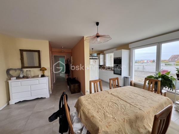RARE À LA VENTE - BEL APPARTEMENT DE 84 m2 , AVEC TERRASSE EXCEPTIONNELLE de 66m2

Un véritable havre de paix entre intérieur lumineux et extérieur privilégié !
Au sein d'un environnement agréable, découvrez ce bel appartement, situé au 3ème étage sur 4 avec ascenseur, qui séduit par ses beaux volumes, sa luminosité et surtout sa magnifique terrasse de 66m2 avec abri de jardin , pour profiter des couchers de soleil, véritable prolongement de l'espace de vie.

Dès l'entrée, vous serez conquis par une vaste pièce de vie baignée de lumière, comprenant un séjour convivial avec cuisine ouverte, le tout donnant directement sur la terrasse. 
L'espace nuit, distinctement agencé, se compose de 3 chambres, dont une bénéficie également d'un accès à la terrasse, offrant un cadre de vie agréable et fonctionnel.
Une salle d'eau avec douche ainsi qu'un WC indépendant avec lave mains,  viennent compléter l'agencement de ce bien.

Les atouts qui font la différence :
• Appartement de 84 m2 aux volumes généreux
• Terrasse exceptionnelle de 66 m2
• Belle luminosité grâce à une pièce de vie traversante
• Cuisine ouverte sur le séjour
• 3 chambres
• Résidence avec ascenseur
• Place de stationnement privative en sous-sol
• Cave privative de 5 m2
Un bien rare qui conjugue confort, luminosité et espace extérieur généreux, idéal pour une vie de famille ou pour tous ceux qui rêvent d'un appartement avec une véritable terrasse.

Une visite s'impose pour découvrir tout le potentiel de ce bien !