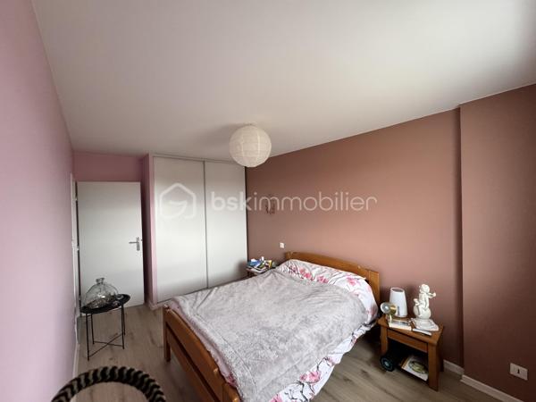 RARE À LA VENTE - BEL APPARTEMENT DE 84 m2 , AVEC TERRASSE EXCEPTIONNELLE de 66m2

Un véritable havre de paix entre intérieur lumineux et extérieur privilégié !
Au sein d'un environnement agréable, découvrez ce bel appartement, situé au 3ème étage sur 4 avec ascenseur, qui séduit par ses beaux volumes, sa luminosité et surtout sa magnifique terrasse de 66m2 avec abri de jardin , pour profiter des couchers de soleil, véritable prolongement de l'espace de vie.

Dès l'entrée, vous serez conquis par une vaste pièce de vie baignée de lumière, comprenant un séjour convivial avec cuisine ouverte, le tout donnant directement sur la terrasse. 
L'espace nuit, distinctement agencé, se compose de 3 chambres, dont une bénéficie également d'un accès à la terrasse, offrant un cadre de vie agréable et fonctionnel.
Une salle d'eau avec douche ainsi qu'un WC indépendant avec lave mains,  viennent compléter l'agencement de ce bien.

Les atouts qui font la différence :
• Appartement de 84 m2 aux volumes généreux
• Terrasse exceptionnelle de 66 m2
• Belle luminosité grâce à une pièce de vie traversante
• Cuisine ouverte sur le séjour
• 3 chambres
• Résidence avec ascenseur
• Place de stationnement privative en sous-sol
• Cave privative de 5 m2
Un bien rare qui conjugue confort, luminosité et espace extérieur généreux, idéal pour une vie de famille ou pour tous ceux qui rêvent d'un appartement avec une véritable terrasse.

Une visite s'impose pour découvrir tout le potentiel de ce bien !