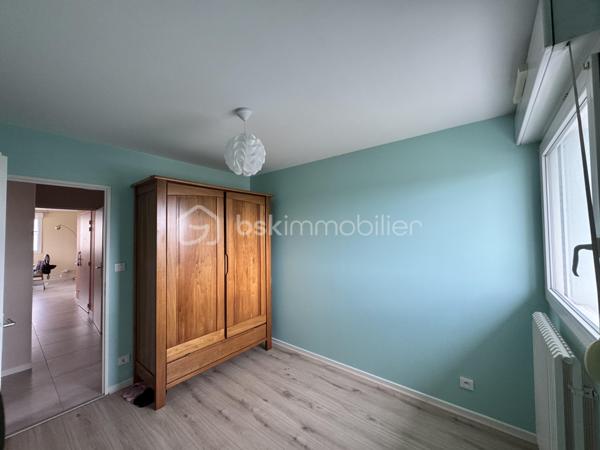 RARE À LA VENTE - BEL APPARTEMENT DE 84 m2 , AVEC TERRASSE EXCEPTIONNELLE de 66m2

Un véritable havre de paix entre intérieur lumineux et extérieur privilégié !
Au sein d'un environnement agréable, découvrez ce bel appartement, situé au 3ème étage sur 4 avec ascenseur, qui séduit par ses beaux volumes, sa luminosité et surtout sa magnifique terrasse de 66m2 avec abri de jardin , pour profiter des couchers de soleil, véritable prolongement de l'espace de vie.

Dès l'entrée, vous serez conquis par une vaste pièce de vie baignée de lumière, comprenant un séjour convivial avec cuisine ouverte, le tout donnant directement sur la terrasse. 
L'espace nuit, distinctement agencé, se compose de 3 chambres, dont une bénéficie également d'un accès à la terrasse, offrant un cadre de vie agréable et fonctionnel.
Une salle d'eau avec douche ainsi qu'un WC indépendant avec lave mains,  viennent compléter l'agencement de ce bien.

Les atouts qui font la différence :
• Appartement de 84 m2 aux volumes généreux
• Terrasse exceptionnelle de 66 m2
• Belle luminosité grâce à une pièce de vie traversante
• Cuisine ouverte sur le séjour
• 3 chambres
• Résidence avec ascenseur
• Place de stationnement privative en sous-sol
• Cave privative de 5 m2
Un bien rare qui conjugue confort, luminosité et espace extérieur généreux, idéal pour une vie de famille ou pour tous ceux qui rêvent d'un appartement avec une véritable terrasse.

Une visite s'impose pour découvrir tout le potentiel de ce bien !