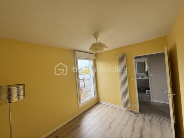 RARE À LA VENTE - BEL APPARTEMENT DE 84 m2 , AVEC TERRASSE EXCEPTIONNELLE de 66m2

Un véritable havre de paix entre intérieur lumineux et extérieur privilégié !
Au sein d'un environnement agréable, découvrez ce bel appartement, situé au 3ème étage sur 4 avec ascenseur, qui séduit par ses beaux volumes, sa luminosité et surtout sa magnifique terrasse de 66m2 avec abri de jardin , pour profiter des couchers de soleil, véritable prolongement de l'espace de vie.

Dès l'entrée, vous serez conquis par une vaste pièce de vie baignée de lumière, comprenant un séjour convivial avec cuisine ouverte, le tout donnant directement sur la terrasse. 
L'espace nuit, distinctement agencé, se compose de 3 chambres, dont une bénéficie également d'un accès à la terrasse, offrant un cadre de vie agréable et fonctionnel.
Une salle d'eau avec douche ainsi qu'un WC indépendant avec lave mains,  viennent compléter l'agencement de ce bien.

Les atouts qui font la différence :
• Appartement de 84 m2 aux volumes généreux
• Terrasse exceptionnelle de 66 m2
• Belle luminosité grâce à une pièce de vie traversante
• Cuisine ouverte sur le séjour
• 3 chambres
• Résidence avec ascenseur
• Place de stationnement privative en sous-sol
• Cave privative de 5 m2
Un bien rare qui conjugue confort, luminosité et espace extérieur généreux, idéal pour une vie de famille ou pour tous ceux qui rêvent d'un appartement avec une véritable terrasse.

Une visite s'impose pour découvrir tout le potentiel de ce bien !
