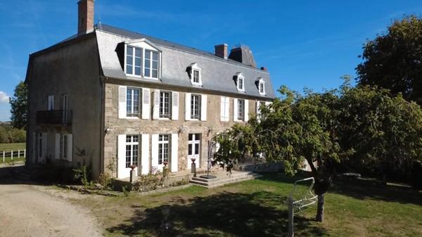 Château du XVIᵉ siècle à Aigurande - 600 m² habitables - 9 ha de prairies et bois – Pays de George Sand Indre (36) 599 000 €