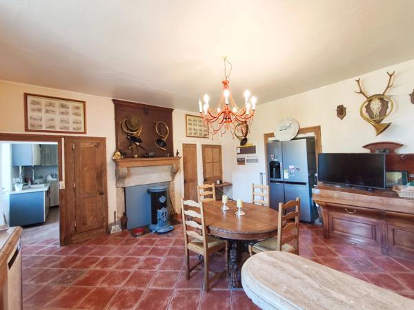 Château du XVIᵉ siècle à Aigurande - 600 m² habitables - 9 ha de prairies et bois – Pays de George Sand Indre (36) 599 000 €