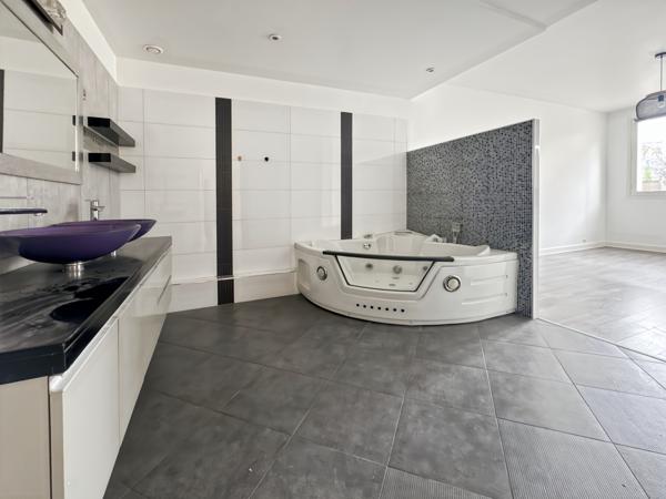 Bureau
         5 pièces
        - 106 m² 1 250 000 € *