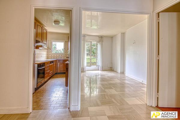 Versailles Ermitage Appartement traversant 5 pèces 127 m² avec terrasse , 4 caves et 2 places de parking en sous-sol €830 000 ** - Référence 27517