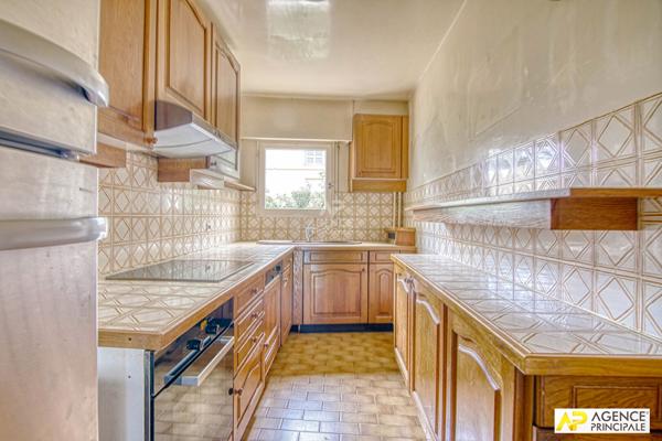 Versailles Ermitage Appartement traversant 5 pèces 127 m² avec terrasse , 4 caves et 2 places de parking en sous-sol €830 000 ** - Référence 27517